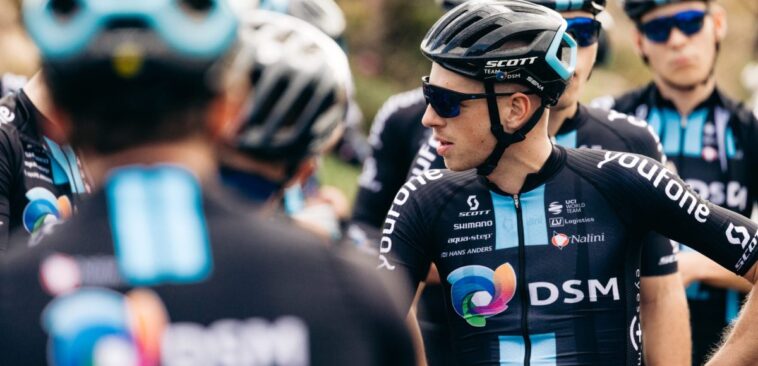 Le pique-nique d'équipe de PostNL : Casper van Uden s'impose avec brio lors de la quatrième étape du Giro 7 découvrez la victoire impressionnante de casper van uden lors du giro, où il a marqué les esprits par sa performance exceptionnelle. retour sur cette course captivante qui a tenu les amateurs de cyclisme en haleine.