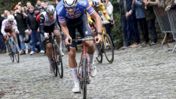 découvrez les moments clés du giro avec la victoire impressionnante de pedersen et les nouvelles préoccupantes concernant landa, blessé lors de la course. plongez dans l'analyse de cette étape palpitante et de ses conséquences sur le classement général.