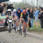 découvrez le parcours incroyable de mads pedersen au giro 2025, où il a brillamment conquis le maillot rose. plongez dans les moments forts de cette victoire mémorable et suivez son ascension dans le monde du cyclisme.