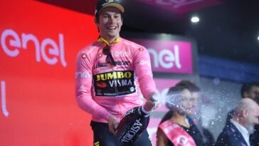 découvrez comment primož roglič, avec son maillot rose, a captivé les fans au giro d'italia. suivez son parcours et ses performances remarquables dans cette édition emblématique de la course cycliste.