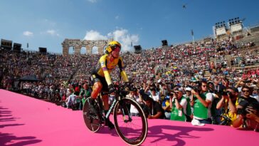 revivez les moments forts du giro d'italie 2023 avec la surprenante défaite de primož roglič face à jai hindley. analyse des performances, stratégies de course et enjeux du classement général.