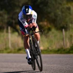 découvrez le face-à-face captivant entre les cyclistes primož roglič et juan ayuso. analyse des performances, des stratégies et des palmarès des deux athlètes dans ce duel palpitant du monde du cyclisme.