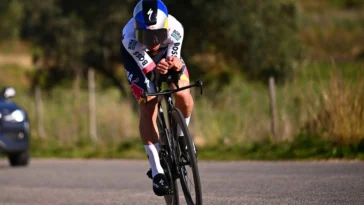 découvrez le face-à-face captivant entre les cyclistes primož roglič et juan ayuso. analyse des performances, des stratégies et des palmarès des deux athlètes dans ce duel palpitant du monde du cyclisme.