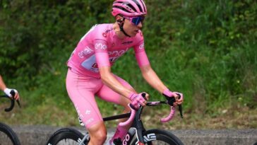 découvrez comment les émirats arabes unis se préparent à relever le défi de la victoire sans leur coureur vedette, tadej pogačar. plongée au cœur de la stratégie et des ambitions de l'équipe dans cette nouvelle saison.