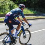 Wout Van Aert : 'Nous n'attaquions pas à cause de la chute' lors de la 14e étape du Giro d'Italia 2025 24 découvrez les détails de la chute spectaculaire de wout van aert au giro 2025, un événement marquant qui a secoué les fans de cyclisme. analysez les impacts de cet incident sur la course et les réactions des coureurs.