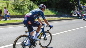 découvrez les détails de la chute spectaculaire de wout van aert au giro 2025, un événement marquant qui a secoué les fans de cyclisme. analysez les impacts de cet incident sur la course et les réactions des coureurs.
