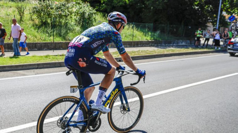 Wout Van Aert : 'Nous n'attaquions pas à cause de la chute' lors de la 14e étape du Giro d'Italia 2025 7 découvrez les détails de la chute spectaculaire de wout van aert au giro 2025, un événement marquant qui a secoué les fans de cyclisme. analysez les impacts de cet incident sur la course et les réactions des coureurs.