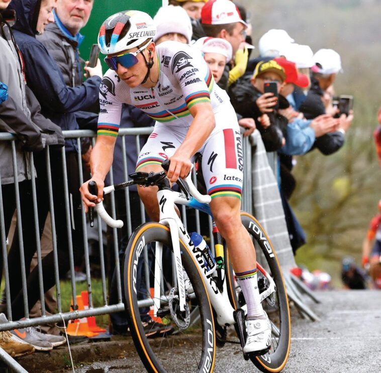 remco evenepoel s'impose avec brio au critérium du dauphiné, démontrant une fois de plus son immense talent et sa détermination. découvrez les moments forts de sa victoire et l'impact de cette performance sur la saison cycliste.