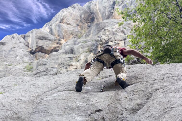 découvrez la performance impressionnante de grimpeur vuelta, le spécialiste de l'escalade qui repousse les limites de l'endurance et de la technique. plongez dans l'univers fascinant de la grimpe et suivez ses exploits à travers les plus grands sommets.