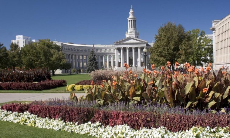 les cyclistes se préparent pour la 35e édition de la journée 'aller au travail à vélo' à denver 7 participez à une journée inoubliable à denver en explorant la ville à vélo. découvrez des paysages spectaculaires, des parcs luxuriants et des attractions emblématiques tout en profitant d'une expérience écologique et active. que vous soyez débutant ou cycliste aguerri, cette journée est faite pour vous !
