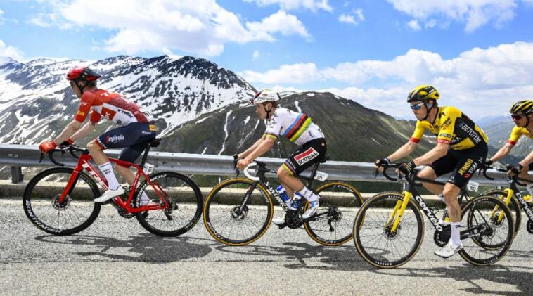 Strong Lemmen monte sur le podium lors de la première étape du Tour de Suisse 7 découvrez le podium de lemmen lors du tour de suisse, un événement emblématique du cyclisme. rejoignez-nous pour célébrer les performances exceptionnelles des coureurs et l'atmosphère passionnante de cette compétition de renommée mondiale.