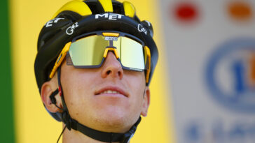découvrez les moments forts du critérium du dauphiné où tadej pogačar a brillamment enfilé le maillot jaune, consolidant sa place parmi les meilleurs cyclistes du peloton. revivez ses performances impressionnantes et les défis qu'il a relevés sur les routes montagneuses.