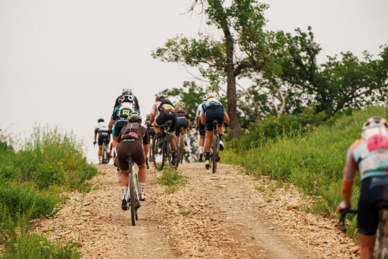 Rob Britton et Heather Jackson établissent des records impressionnants lors de l'Unbound Gravel XL 7 découvrez les meilleurs conseils et astuces pour le gravel biking avec 'records unbound gravel', une compétition qui défie les limites de l'endurance sur des parcours gravel exceptionnels. préparez-vous à vivre des moments inoubliables sur deux roues.