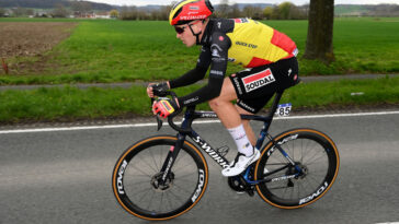 découvrez les derniers transferts de l'équipe soudal-quick-step pour la saison 2026. restez informé sur les nouveaux coureurs, les départs et les stratégies qui façonneront l'avenir de cette équipe emblématique de cyclisme.