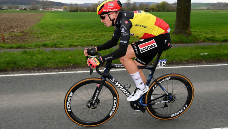 Soudal-QuickStep se prépare à accueillir cinq nouveaux coureurs belges pour son équipe de 2026 alors que le marché des transferts s'intensifie 7 découvrez les derniers transferts de l'équipe soudal-quick-step pour la saison 2026. restez informé sur les nouveaux coureurs, les départs et les stratégies qui façonneront l'avenir de cette équipe emblématique de cyclisme.