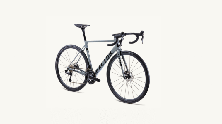 une nouvelle et audacieuse vélo de route Factor aero repérée au Dauphiné 7 découvrez le vélo de route factor aero, une combinaison parfaite de légèreté et d'aérodynamisme. conçu pour des performances optimales sur route, il offre une maniabilité exceptionnelle et un confort inégalé lors de vos sorties cyclistes. idéal pour les passionnés de vitesse et de technologie.