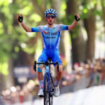 Simon Yates, originaire de Grande-Bretagne, remporte le Giro d'Italie tandis que son coéquipier Olav Kooij s'impose lors de la dernière étape en sprint à Rome 25 découvrez les moments forts du cyclisme avec yates qui triomphe au giro et kooij qui s'impose à rome. plongez dans les détails de ces victoires marquantes et revivez l'excitation de ces épreuves emblématiques.