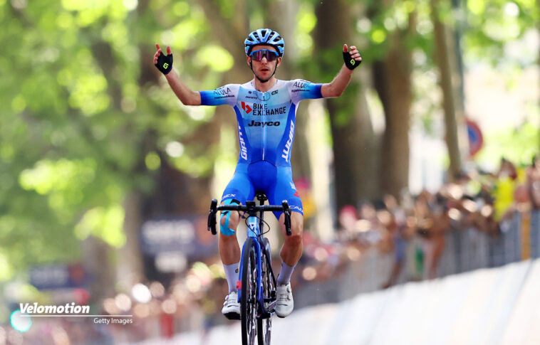 Simon Yates, originaire de Grande-Bretagne, remporte le Giro d'Italie tandis que son coéquipier Olav Kooij s'impose lors de la dernière étape en sprint à Rome 7 découvrez les moments forts du cyclisme avec yates qui triomphe au giro et kooij qui s'impose à rome. plongez dans les détails de ces victoires marquantes et revivez l'excitation de ces épreuves emblématiques.