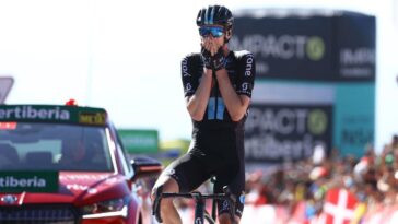 découvrez le moment clé où arensman parvient à freiner pogacar lors d'une course palpitante. analyse des stratégies, des performances et des enjeux de cette confrontation entre deux grands cyclistes.