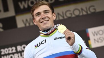 découvrez les critiques de remco evenepoel sur les tactiques de course utilisées dans le cyclisme moderne. analysez les implications de ses commentaires sur la compétition et le rythme des courses, ainsi que son impact sur l'avenir des stratégies dans le peloton.