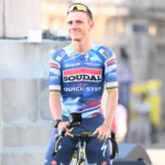 découvrez le récit captivant du triomphe d'evenepoel et de l'ascension de pogačar au commandement. une compétition palpitante qui souligne l'intensité du cyclisme moderne et les talents émergents de ces coureurs d'exception.