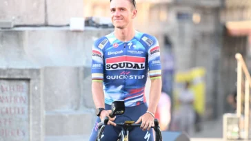 découvrez le récit captivant du triomphe d'evenepoel et de l'ascension de pogačar au commandement. une compétition palpitante qui souligne l'intensité du cyclisme moderne et les talents émergents de ces coureurs d'exception.