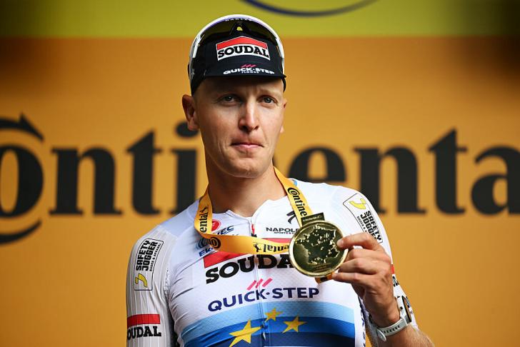 Tim Merlier devance Jonathan Milan pour remporter la victoire de l'étape 9 du Tour de France dans un final explosif 7 découvrez comment merlier a triomphé lors de l'étape 9, en réalisant une performance exceptionnelle qui a captivé les spectateurs et les fans de cyclisme. plongez dans les détails de cette course palpitante et le parcours de ce coureur talentueux.