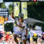 Pogacar fait face à la pression, mais abandonne le maillot jaune 24 découvrez les raisons surprenantes derrière l'abandon du maillot jaune par tadej pogačar lors de la dernière étape du tour de france. analyse de la course, interviews et répercussions sur la compétition.