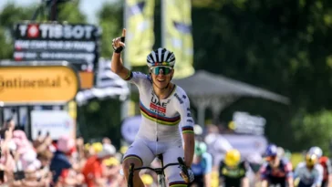 découvrez les raisons surprenantes derrière l'abandon du maillot jaune par tadej pogačar lors de la dernière étape du tour de france. analyse de la course, interviews et répercussions sur la compétition.