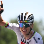 Pogacar chute avant qu'un manifestant anti-israélien ne perturbe la finale de l'étape du Tour 25 découvrez l'incident choquant sur le tour de france où tadej pogačar a été victime d'une chute provoquée par un manifestant. analyse de l'événement, réactions des coureurs et impact sur la compétition.