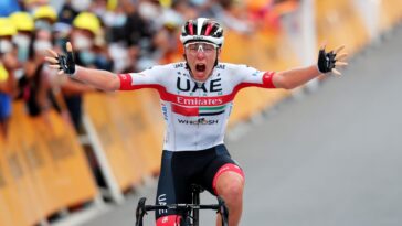 revivez la montée spectaculaire à hautacam où tadej pogacar a brillamment dominé jonas vingegaard, marquant un tournant décisif dans cette saison de cyclisme. découvrez les moments forts de cette étape épique et les stratégies des coureurs dans la lutte pour le maillot jaune.