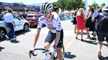 découvrez comment tadej pogačar s'impose avec force dans le monde du cyclisme. analyse des performances époustouflantes du jeune champion et ses impacts sur la compétition.