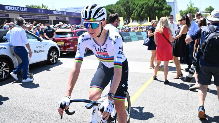découvrez comment tadej pogačar s'impose avec force dans le monde du cyclisme. analyse des performances époustouflantes du jeune champion et ses impacts sur la compétition.