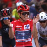 découvrez le récit captivant de la victoire de tadej pogačar sur mathieu van der poel lors de cette étape palpitante du tour. une course pleine de rebondissements et de stratégie qui a tenu en haleine les amateurs de cyclisme. ne manquez pas les moments forts de cette confrontation épique!