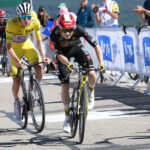 Pogacar remporte le Tour de France après un sprint haletant à Montmartre 25 découvrez comment tadej pogacar a triomphé lors du tour de france en remportant la victoire à montmartre, un moment historique qui a marqué la compétition. suivez les temps forts de cette étape inoubliable et revivez l'exploit de ce jeune champion.