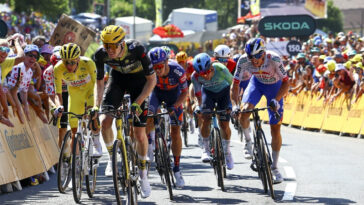 découvrez la réaction de tadej pogacar face à la performance impressionnante de healy avec le maillot jaune. un moment clé du tour qui révèle la rivalité croissante entre les coureurs et les enjeux de la compétition.