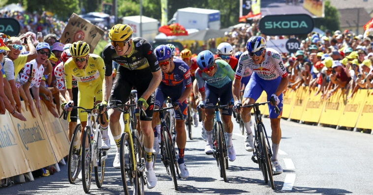 Tadej Pogacar réagit après la prise du maillot jaune par Ben Healy au Tour de France 7 découvrez la réaction de tadej pogacar face à la performance impressionnante de healy avec le maillot jaune. un moment clé du tour qui révèle la rivalité croissante entre les coureurs et les enjeux de la compétition.