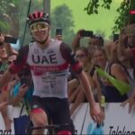 Pogačar remporte sa 100e victoire en battant Van der Poel lors d'un sprint au quatrième étage du Tour de France 25 découvrez la victoire spectaculaire de tadej pogačar lors de sa 100e participation au tour, marquant un moment historique dans le monde du cyclisme. plongez dans les détails de cette performance exceptionnelle et revivez les moments forts de la course.