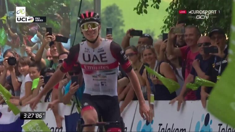 Pogačar remporte sa 100e victoire en battant Van der Poel lors d'un sprint au quatrième étage du Tour de France 7 découvrez la victoire spectaculaire de tadej pogačar lors de sa 100e participation au tour, marquant un moment historique dans le monde du cyclisme. plongez dans les détails de cette performance exceptionnelle et revivez les moments forts de la course.