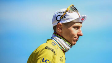 découvrez les raisons pour lesquelles tadej pogačar, le champion slovène du cyclisme, pourrait se retrouver dans une position vulnérable cette saison. analyse des défis et des rivaux qui menacent son règne sur les grandes courses.