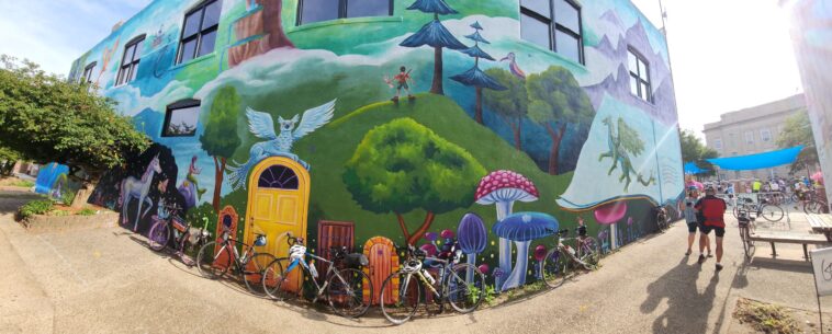 Jour 4 de RAGBRAI : les cyclistes succomberont au charme d'Iowa Falls 7 découvrez le quatrième jour du ragbrai à iowa falls, où le charme pittoresque de cette ville animée vous attend. profitez de balades à vélo à travers des paysages enchanteurs, des rencontres avec des habitants chaleureux et une ambiance festive unique. ne manquez pas cette expérience inoubliable au cœur de l'iowa!