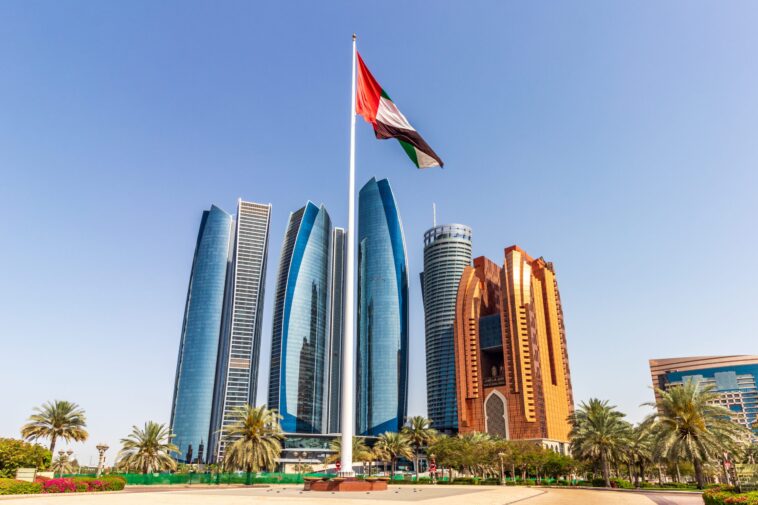 découvrez comment les émirats arabes unis affrontent des défis économiques et politiques, entraînant un affaiblissement de leur position sur la scène mondiale. analyse approfondie des facteurs et des conséquences de cette situation.