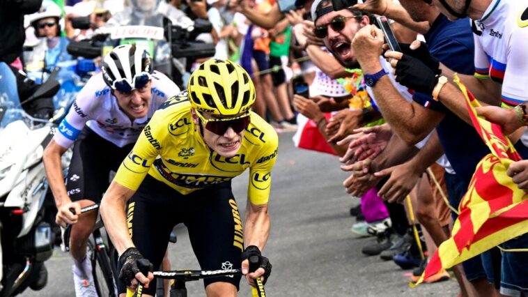 Jonas Vingegaard met tout en œuvre mais échoue à distancer Tadej Pogacar lors de la 14ème étape du Tour de France 2025 7 vingegaard se bat pour distancer pogacar lors du tour 2025, mais la rivalité entre les deux coureurs reste intense. découvrez les moments clés de cette lutte palpitante et l'impact sur le classement général.