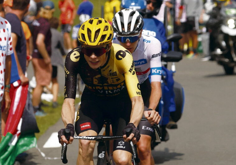 Vingegaard dynamise la finale et décroche la troisième place lors de la deuxième étape du Tour de France 7 revivez l'incroyable performance de jonas vingegaard, qui a décroché la troisième place au prestigieux tour. découvrez les moments forts de sa course et ses stratégies audacieuses qui l'ont mené sur le podium.