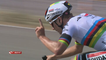 découvrez les détails du contrat entre le cycliste remco evenepoel et red bull, une collaboration qui promet d'élever encore plus son parcours sportif. ne manquez pas les enjeux et les ambitions de ce partenariat exceptionnel.