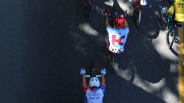 découvrez les règles et mesures de sécurité mises en place par l'uci pour garantir le bon déroulement des compétitions cyclistes et la protection des coureurs sur tous les parcours.