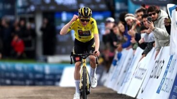 découvrez comment jonas vingegaard se rapproche de la victoire, analysant ses performances exceptionnelles et ses chances lors des prochaines étapes clé du cyclisme.