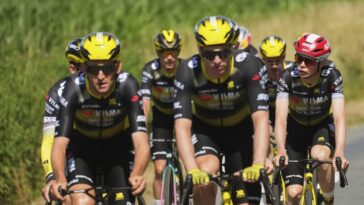 découvrez les événements marquants du tour de france femmes, où vollering connaît un retournement inattendu. plongez dans cette compétition palpitante et suivez les rebondissements qui ont bouleversé la course. analyse des performances et réactions des coureuses.