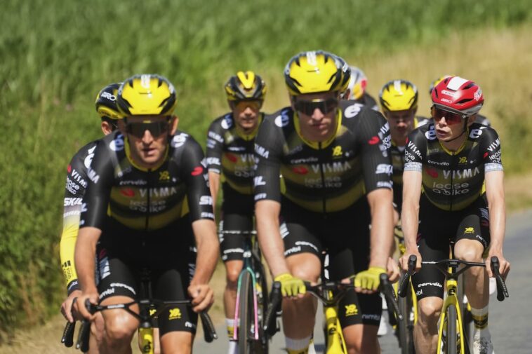 Demi Vollering s'effondre et perd trois minutes lors de l'étape cruciale du Tour de France Femmes au Col de la Madeleine 7 découvrez les événements marquants du tour de france femmes, où vollering connaît un retournement inattendu. plongez dans cette compétition palpitante et suivez les rebondissements qui ont bouleversé la course. analyse des performances et réactions des coureuses.