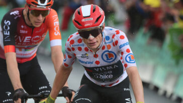 suivez la vuelta 2023 marquée par de nombreuses chutes et forfaits spectaculaires. découvrez comment vingegaard a réussi à éviter le pire et à poursuivre la course malgré les obstacles.